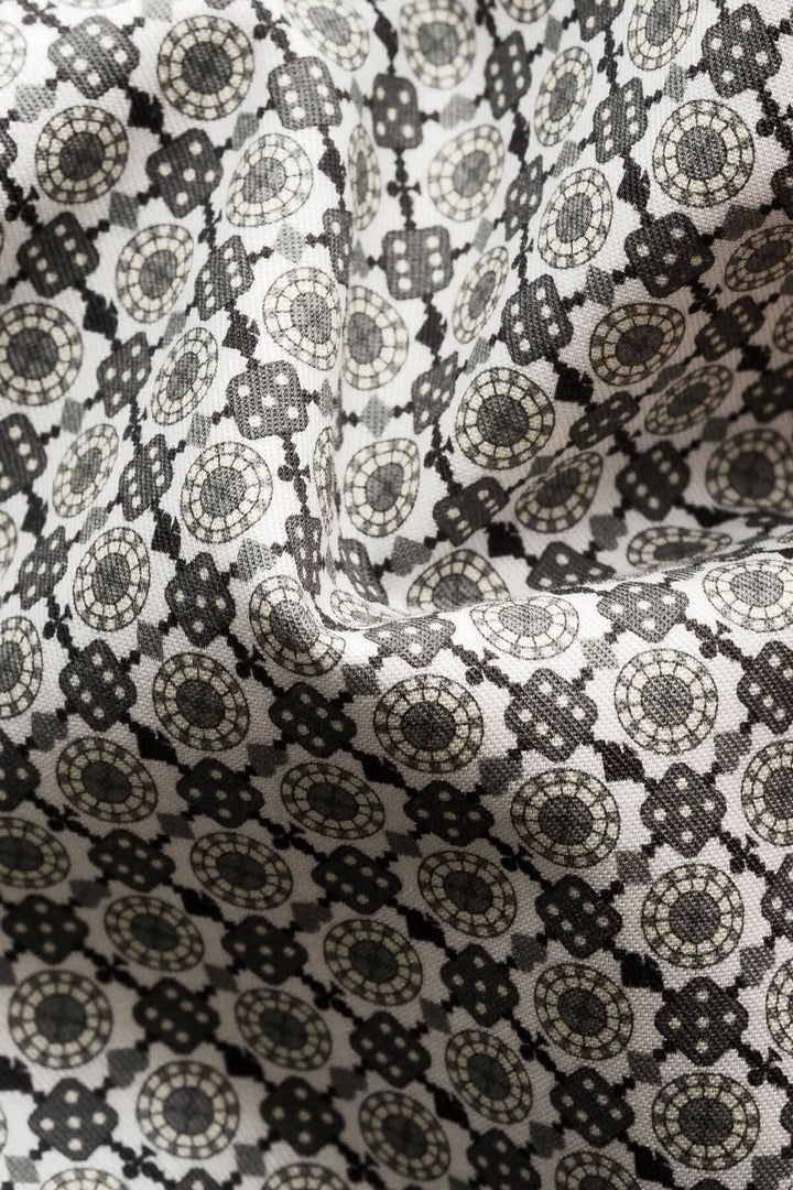 Tissu avec imprimé géométrique en mosaïque noir et beige pour chemise élégante.