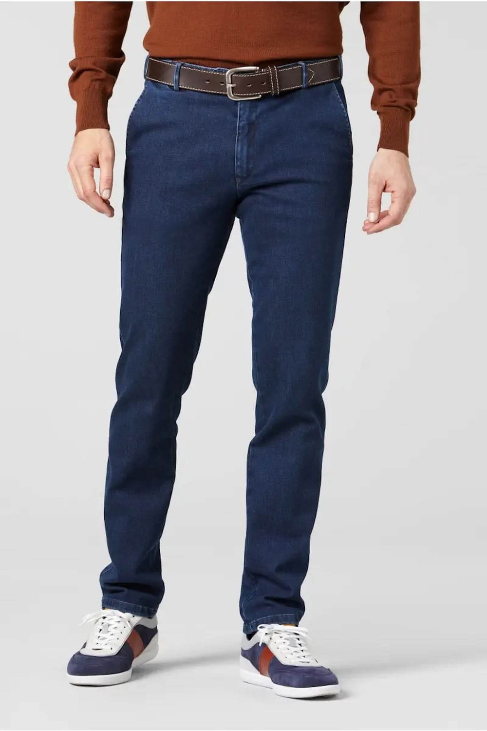 Jean Chino Oslo slim fit en denim bleu, idéal pour un look urbain et confortable.