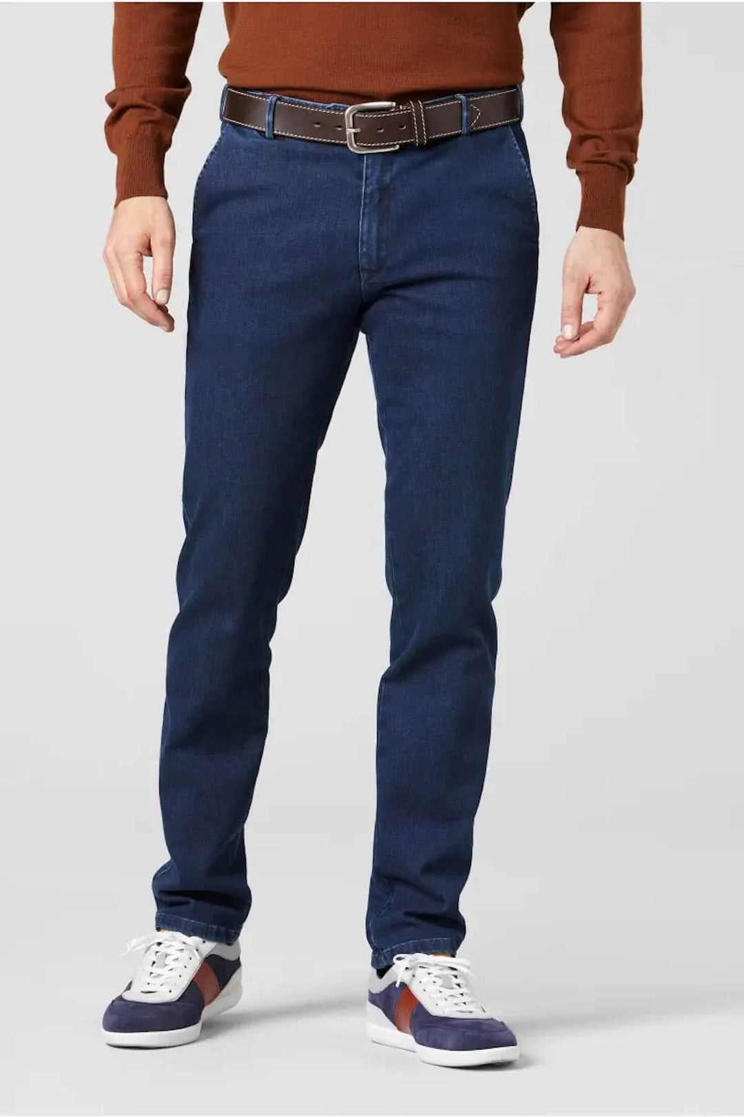 Jean Chino Oslo slim fit en denim bleu, idéal pour un look urbain et confortable.