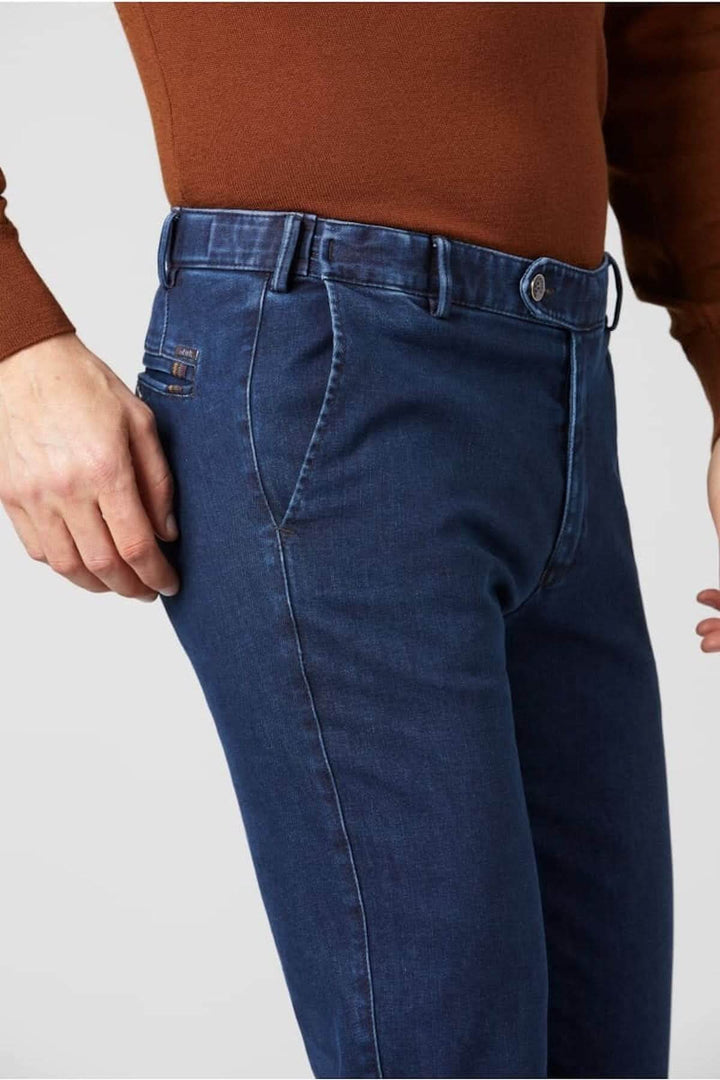 Jean Chino Oslo, coupe ajustée, denim extensible, parfait pour un look urbain et confortable.
