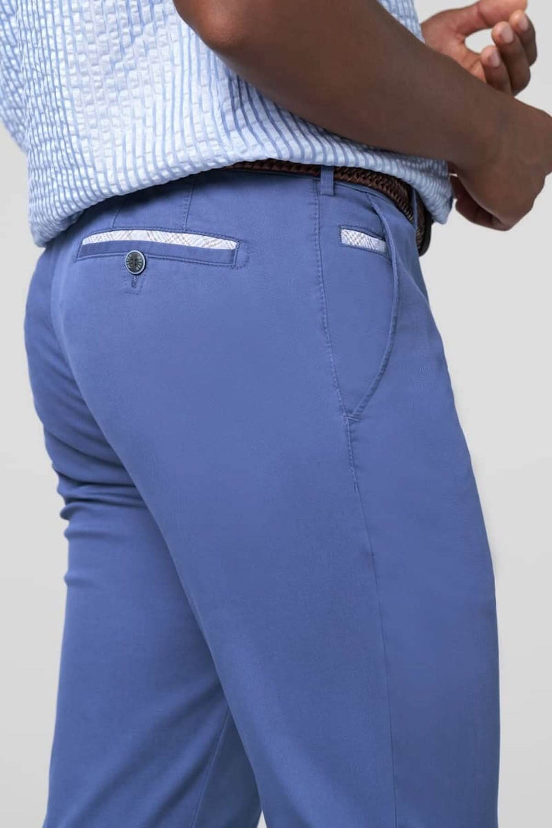 Pantalon Chino Roma bleu léger, coupe droite moderne et détails raffinés, idéal pour un look estival.