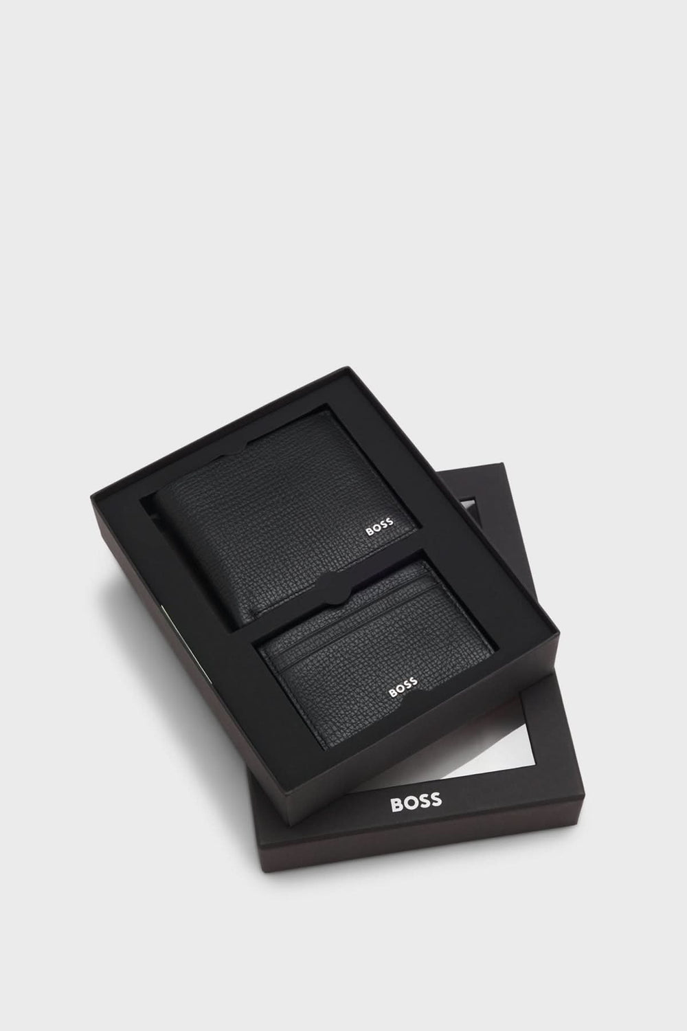 Coffret cadeau porte-cartes et portefeuille en cuir grainé de qualité, élégant et moderne, idéal pour homme distingué.