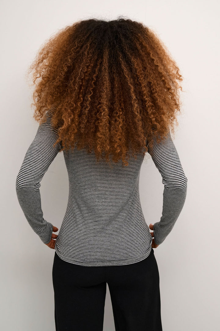 Col roulé rayé à manches longues, vu de dos, pour un look chic et moderne.