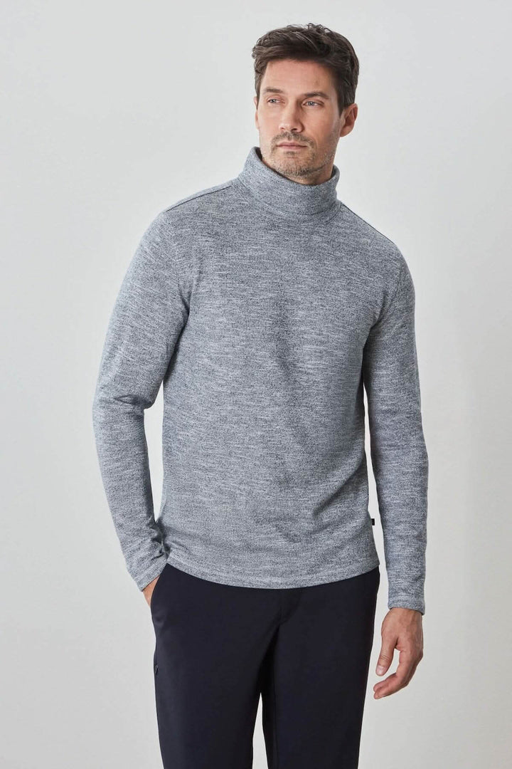 Homme portant un col roulé Crestwood en coton gris, manches longues, style élégant et confortable.