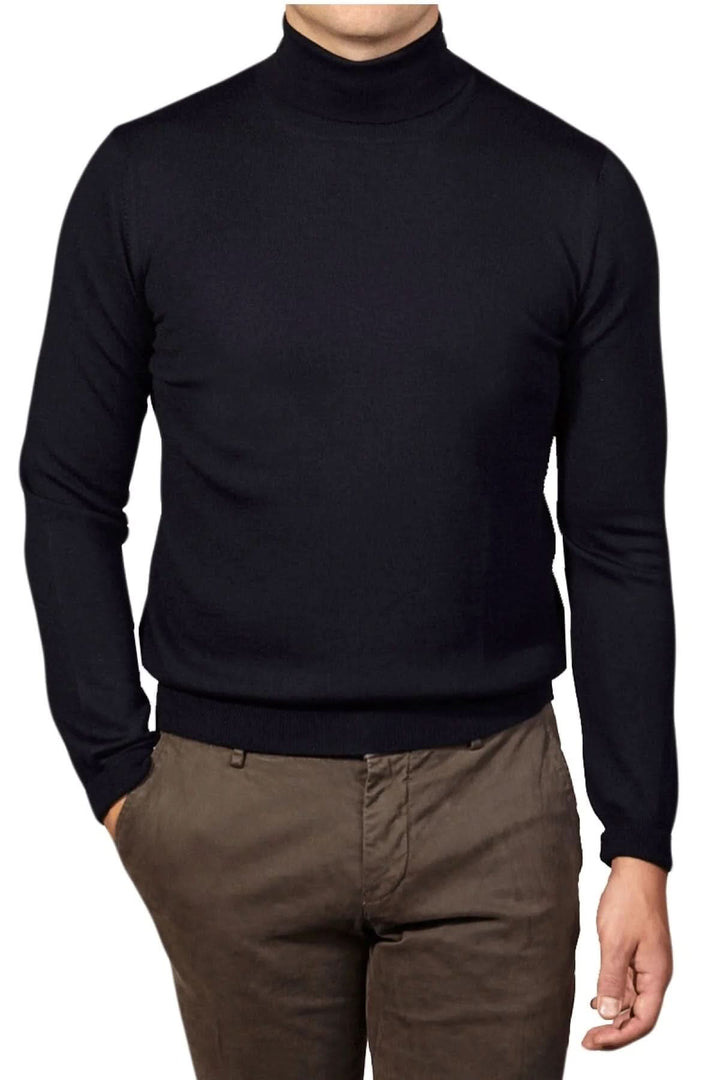 Col roulé classique noir en laine, parfait pour des occasions habillées ou décontractées.