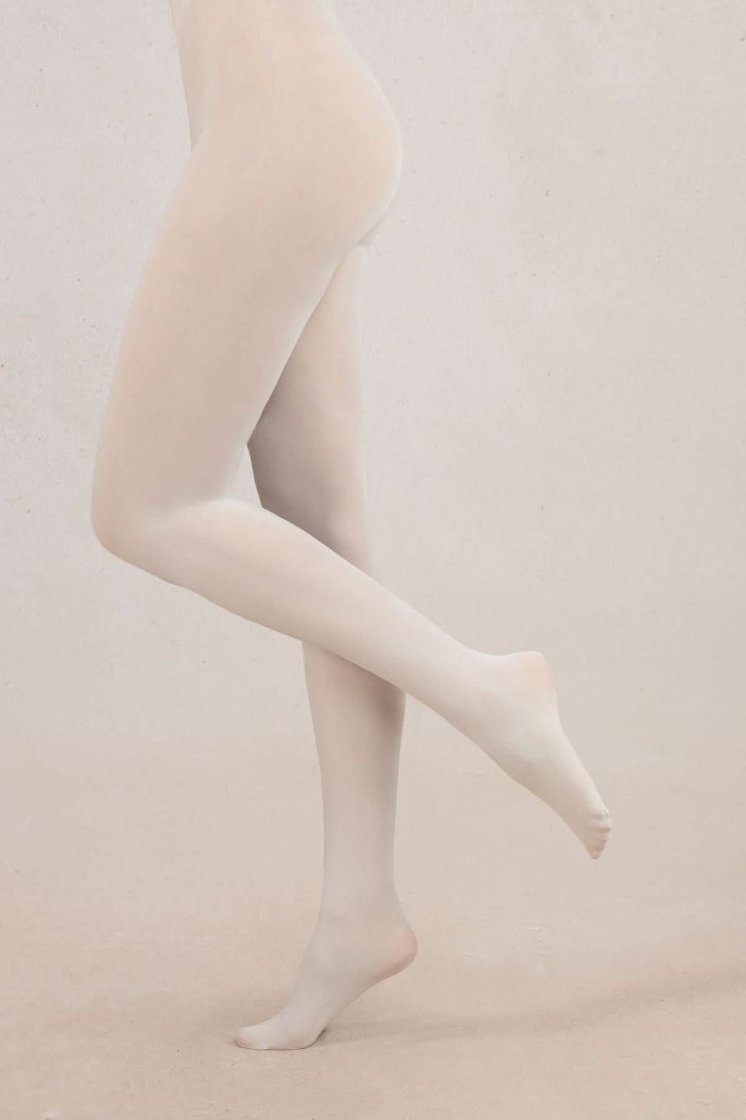 Collant opaque intense mettant en valeur des jambes avec texture douce et opacité parfaite.