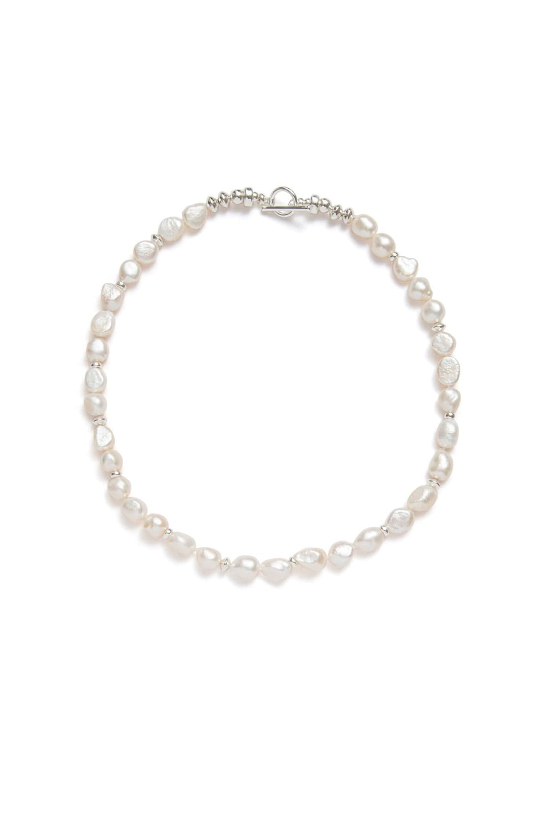 Collier élégant en perles d'eau douce, disponible en argent 925. Style polyvalent avec fermoir en T.