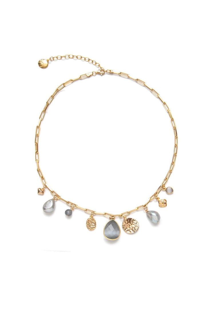 Collier de la collection Happy in Grey avec breloques et pendentif en quartz gris, élégant et joyeux.