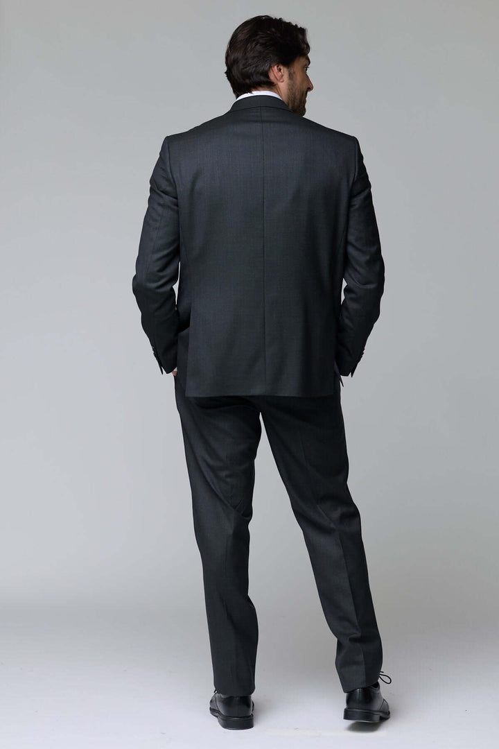 Homme en complet classique deux pièces, dos, dans un tissu structuré, coupe ajustée élégante et confortable pour occasions formelles.