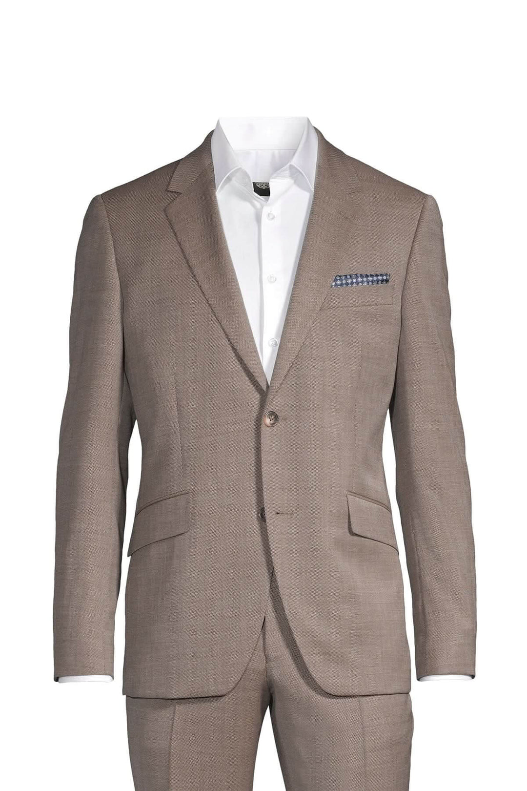Complet en laine vierge couleur neutre, veston à deux boutons avec chemise blanche et pochette intégrée.