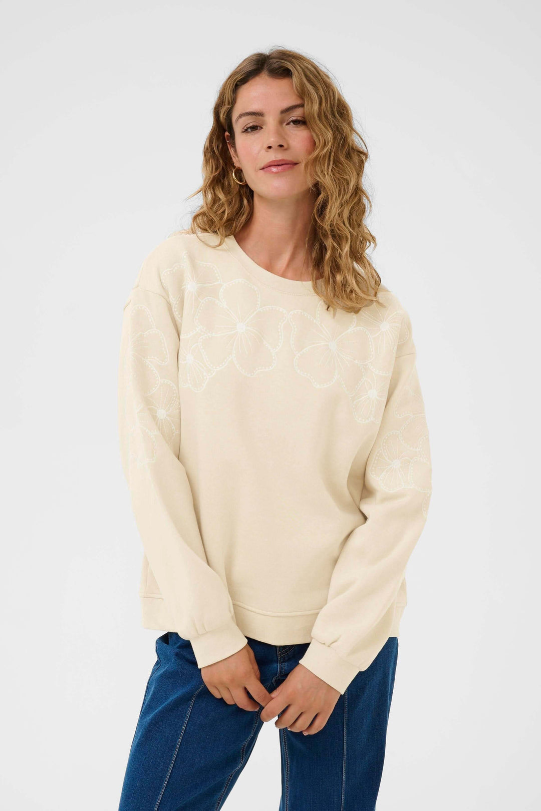 Femme portant un coton ouaté Daria avec motif floral, coupe confortable et style décontracté.