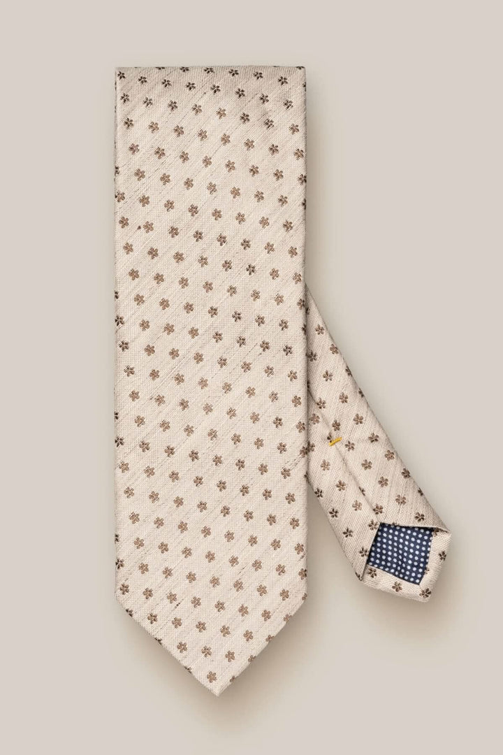 Cravate en lin et soie beige avec motif floral brun, idéal pour des occasions élégantes.