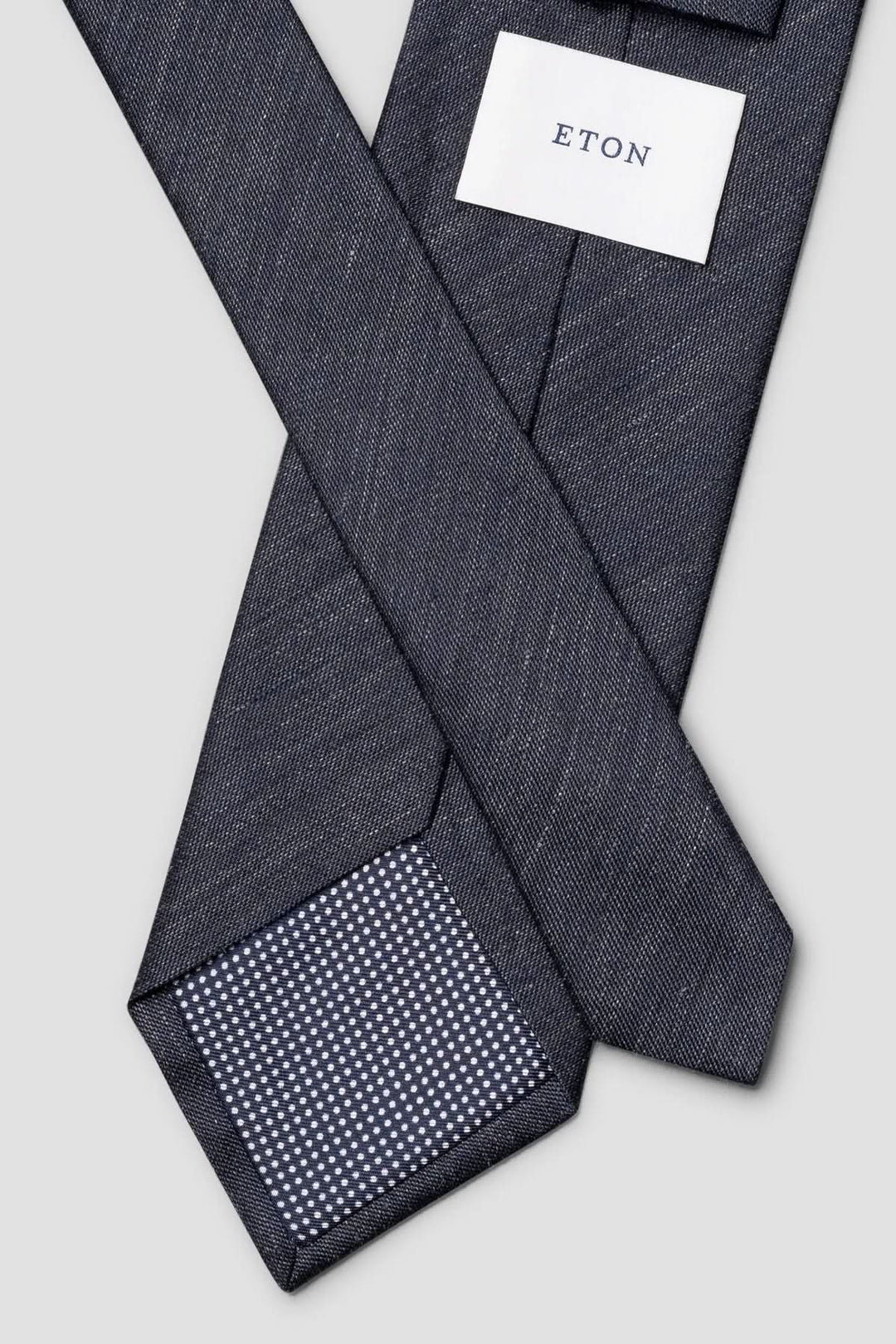 Cravate en lin et soie tissés en une seule pièce avec texture tissée élégante, parfaite pour un style raffiné et moderne.
