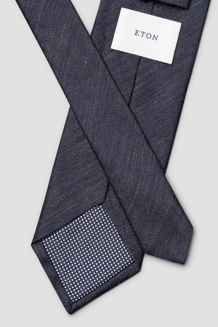 Cravate en lin et soie tissés en une seule pièce avec texture tissée élégante, parfaite pour un style raffiné et moderne.