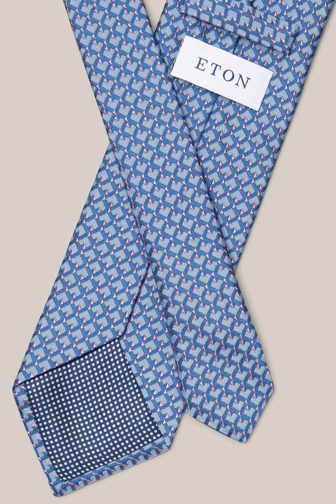 Cravate en soie Eton à motif géométrique bleu, gris et rose pâle, parfaite pour un look élégant et moderne.