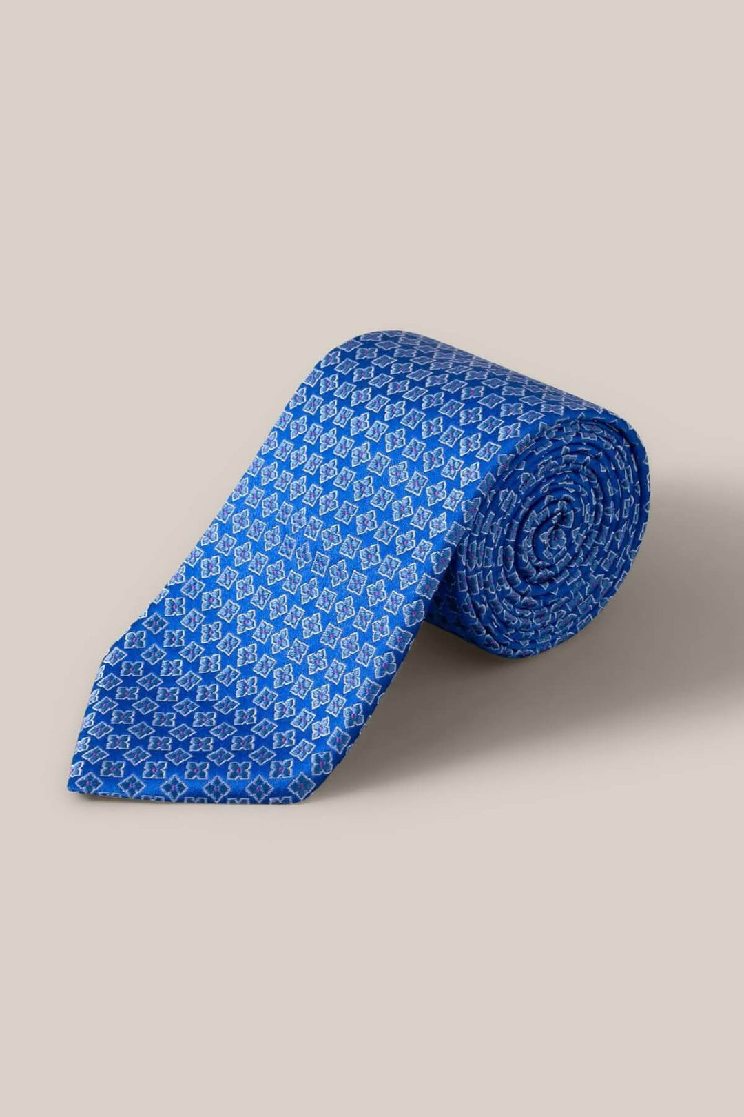 Cravate en soie bleue à motif géométrique, élégante et raffinée, idéale pour les occasions formelles.