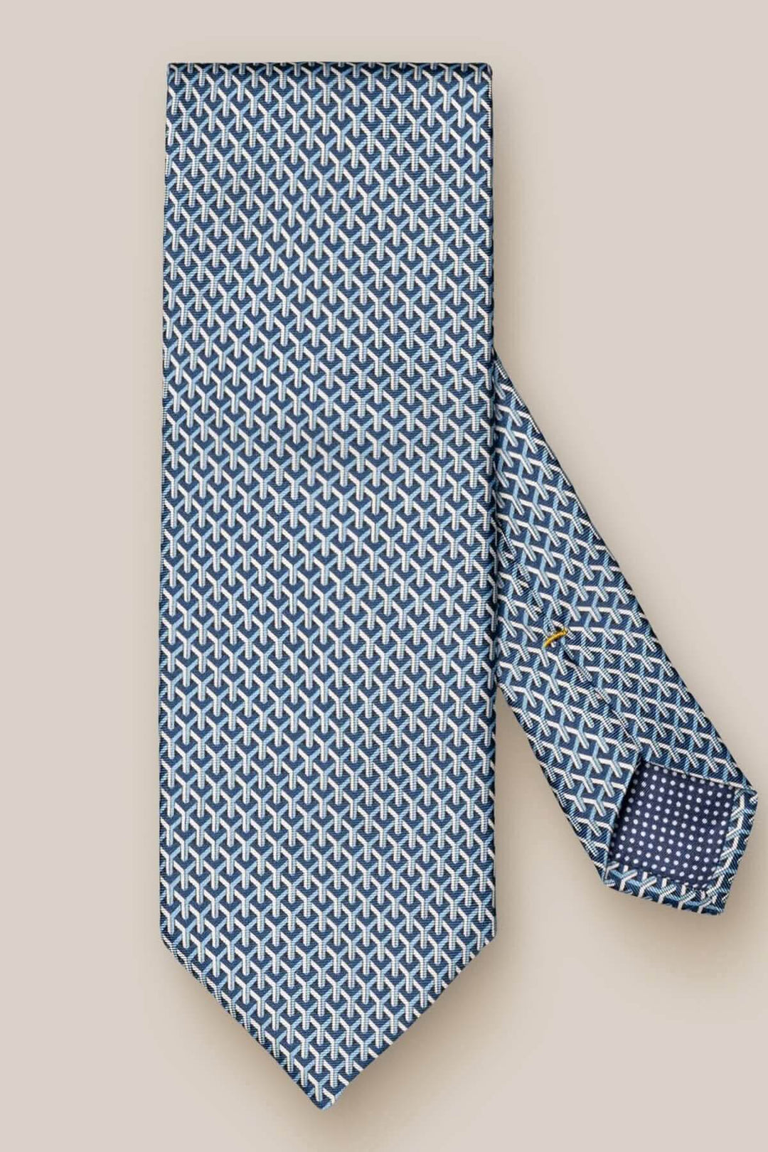 Cravate en soie géométrique bleu marine et blanc, ajoutant élégance et modernité à une tenue habillée.