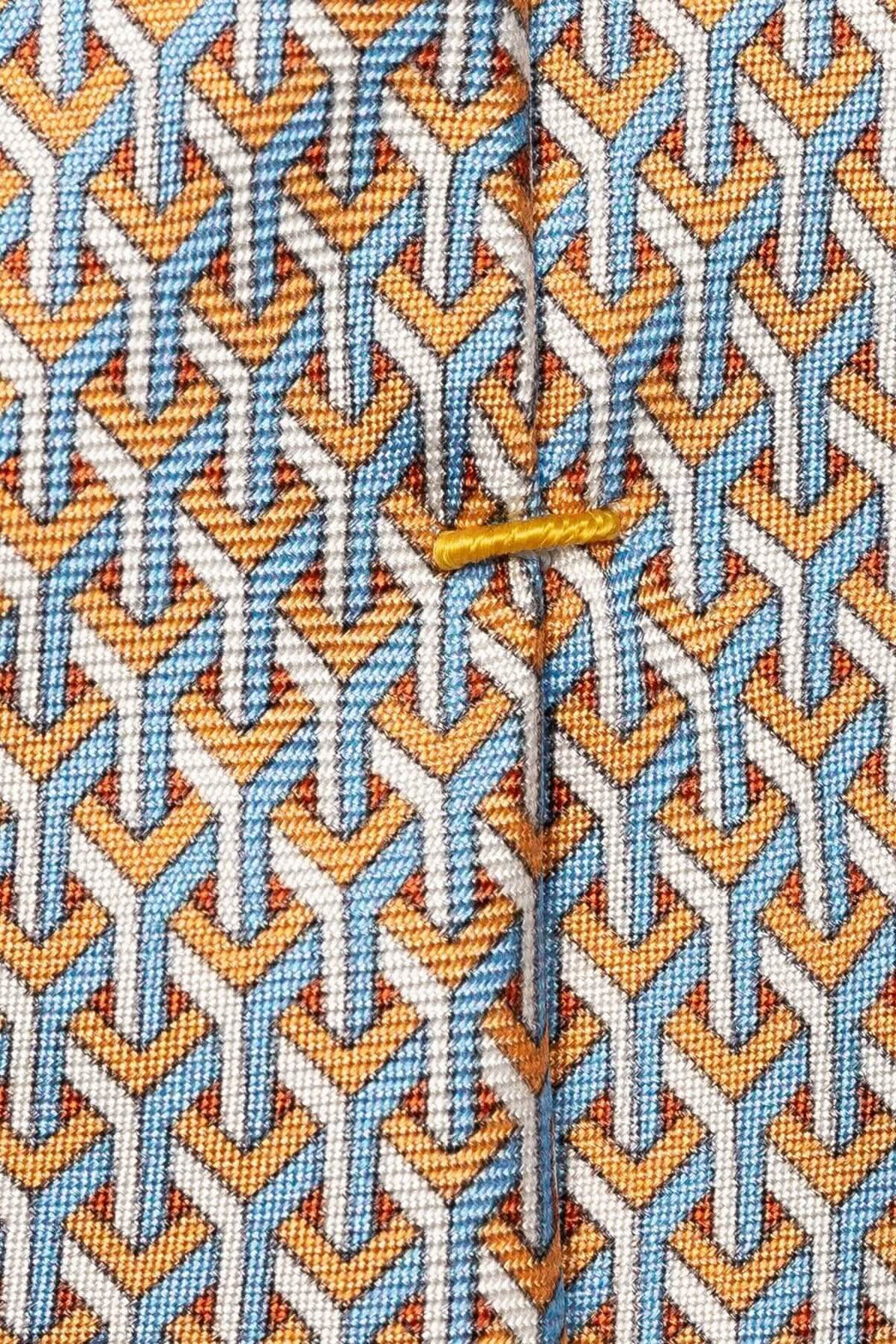 Motif géométrique en soie orange, bleu clair et blanc sur une cravate Eton, tissage jacquard détaillé.
