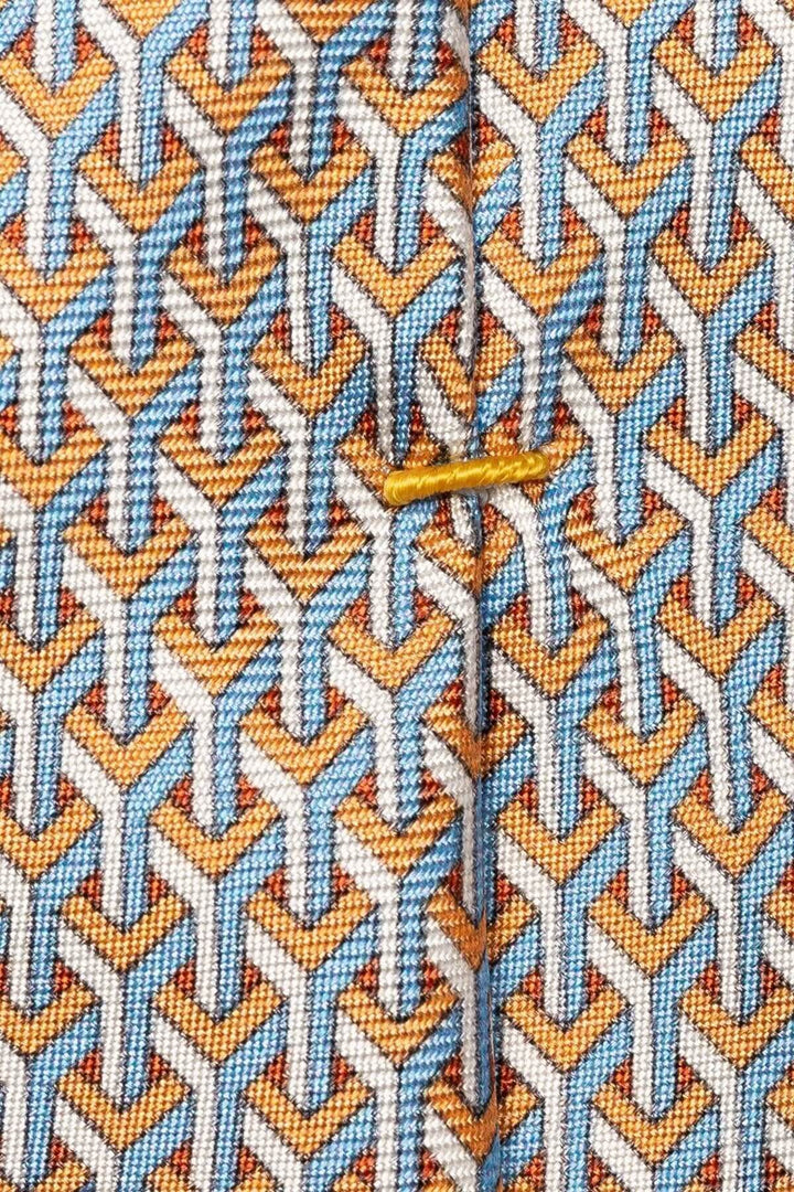 Motif géométrique en soie orange, bleu clair et blanc sur une cravate Eton, tissage jacquard détaillé.
