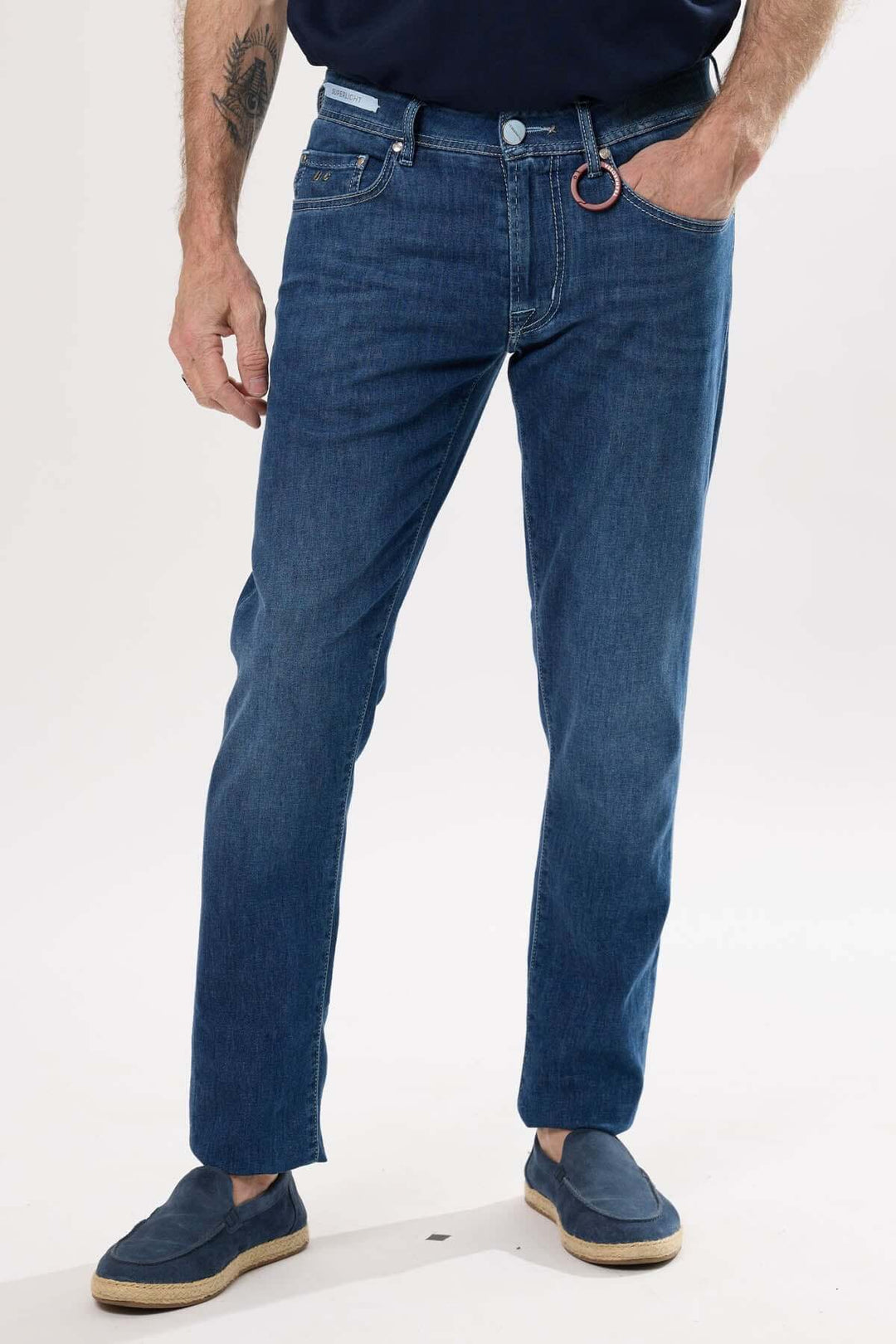 Jean coupe droite en toile extensible, légèrement délavé, idéal pour un look décontracté et moderne.