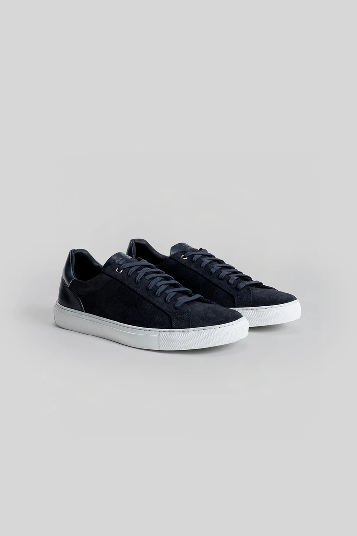 Espadrille Huberto en suede noir avec semelle blanche, confectionnée en Italie, idéale pour un look moderne et polyvalent.