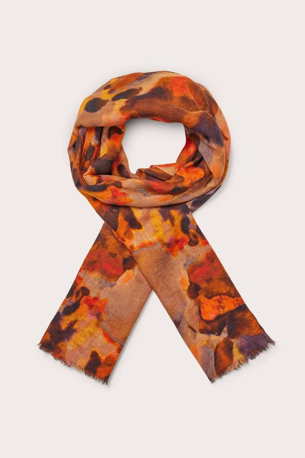 Foulard Adama en laine avec imprimé aux couleurs brûlées et franges, parfait pour un look féminin et décontracté.