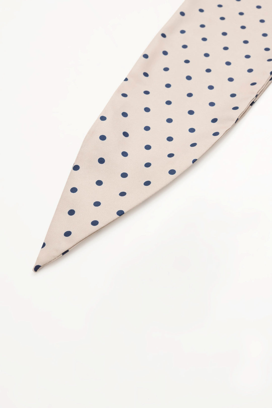 Foulard Lupa en viscose avec motifs de pois sur fond beige, élégant et intemporel.
