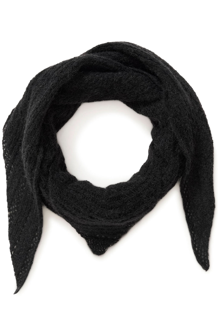 Foulard Sizze en tricot noir, léger et duveteux, idéal pour un style minimaliste sous un manteau ouvert. Format étroit et allongé.