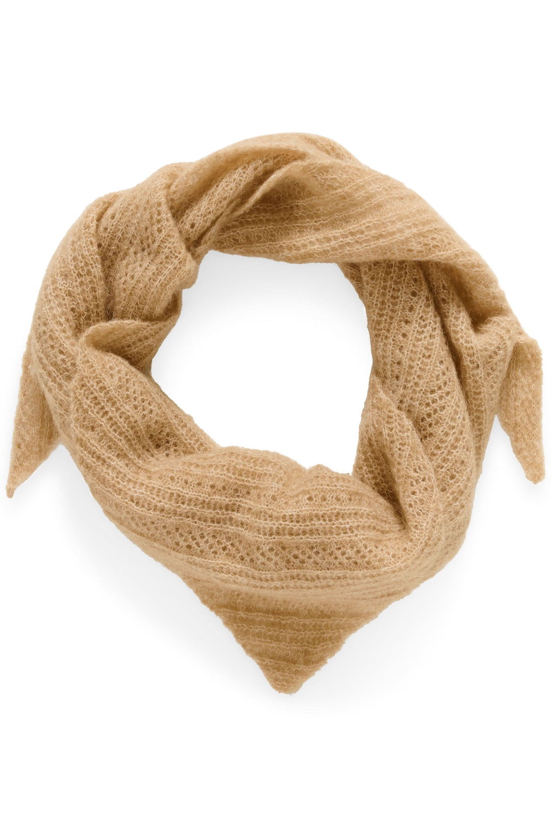 Foulard en tricot léger et duveteux couleur beige, pour une touche raffinée et minimaliste, facile à nouer sous un manteau ouvert.