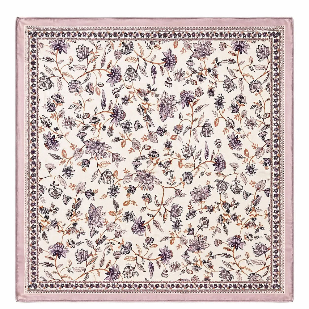 Foulard carré imprimé floral raffiné avec motif délicat et bordure contrastante.