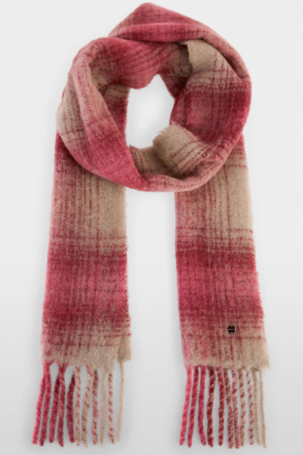 Foulard à carreaux en rose et beige avec texture douce et franges, parfait pour l'hiver.