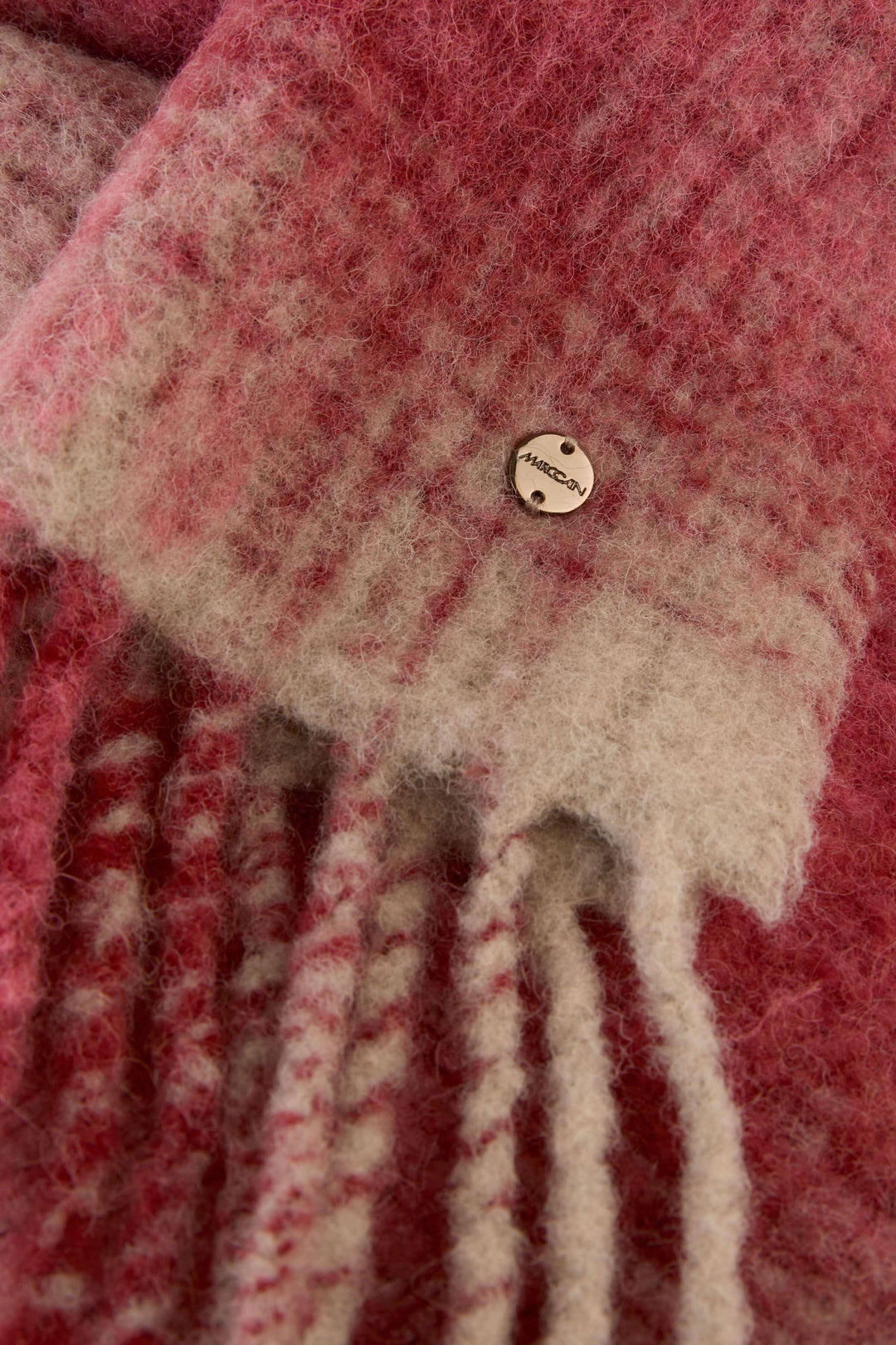 Foulard à carreaux en laine douce avec franges, motif rose et beige, parfait pour l'hiver.