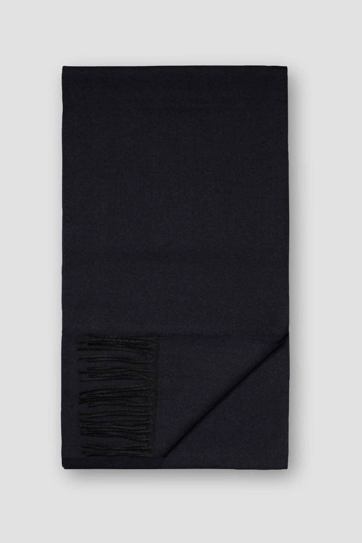 Foulard en laine noir avec motif à chevrons et franges, offrant confort et style élégant.