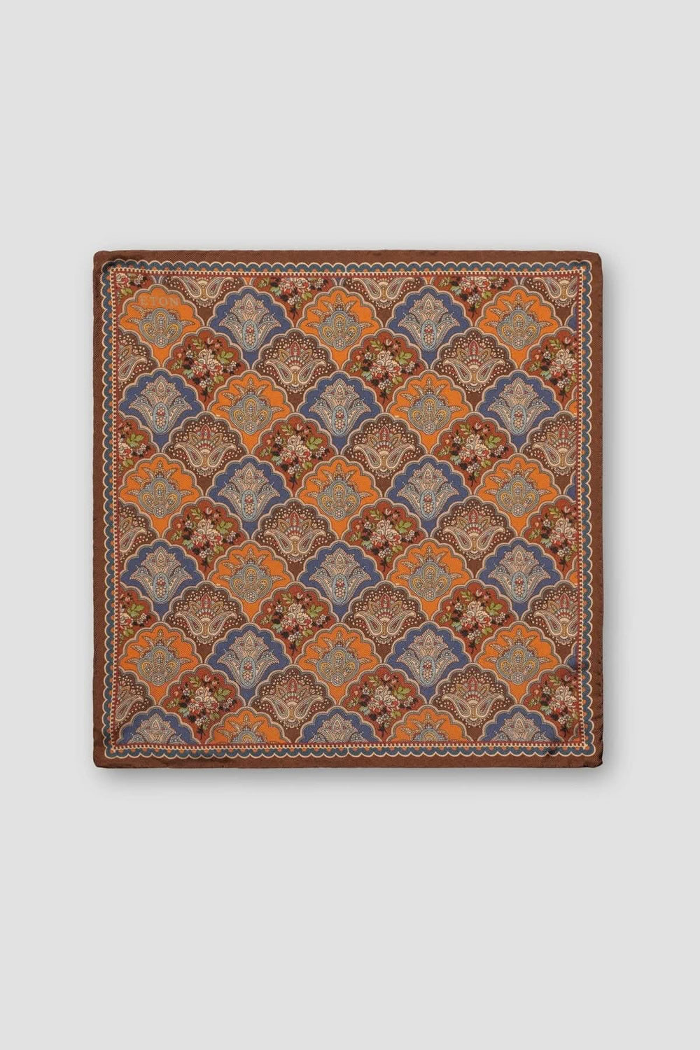 Foulard de poche en soie d'ETON avec motif complexe et couleurs vibrantes, idéal pour les occasions formelles et décontractées.