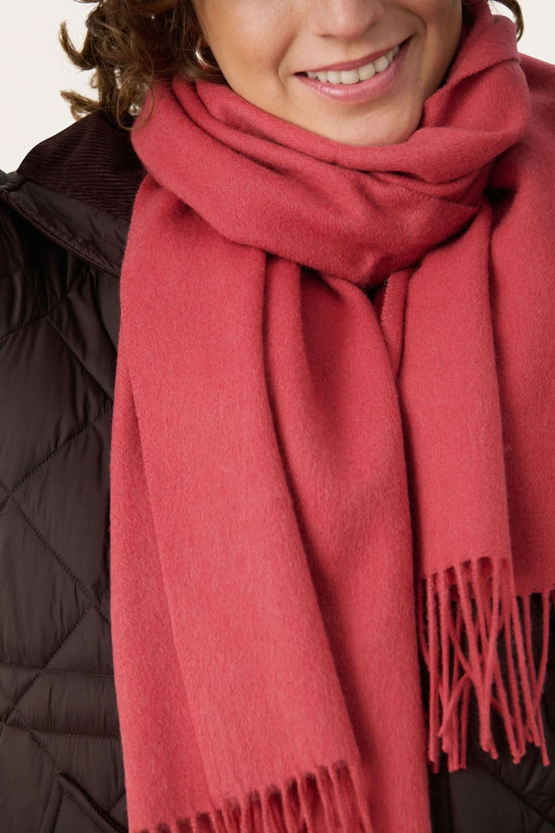 Foulard en laine Kitha rose, parfait pour ajouter chaleur et style aux tenues hivernales.