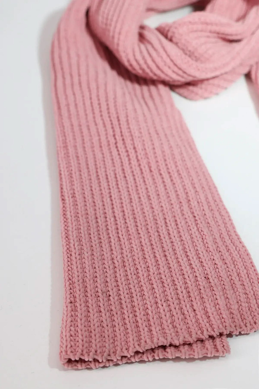 Foulard en tricot rose, doux et moderne, longueur de 200 cm, pour un confort optimal.