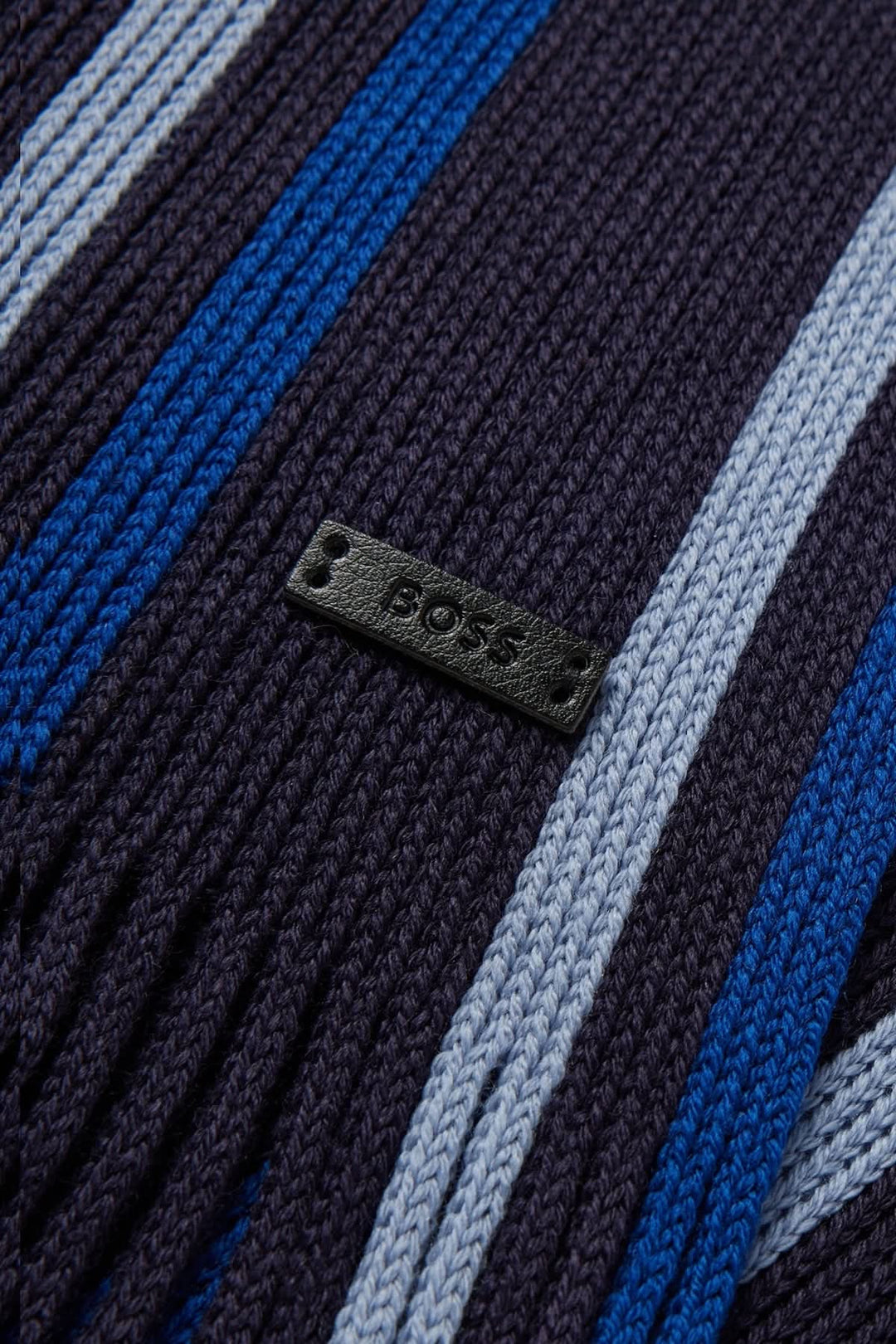 Écharpe à rayures BOSS en maille épaisse, avec logo cuir et franges, tons bleu contemporain.