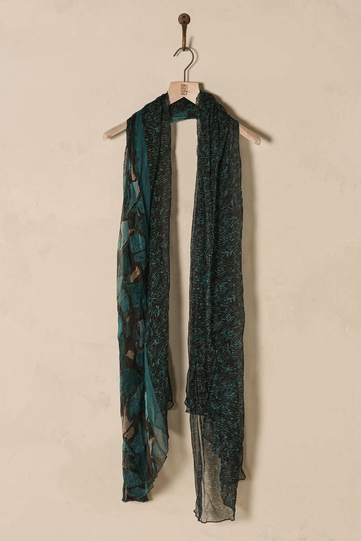 Foulard paréo en soie avec imprimé élégant, parfait pour un look estival chic et polyvalent.