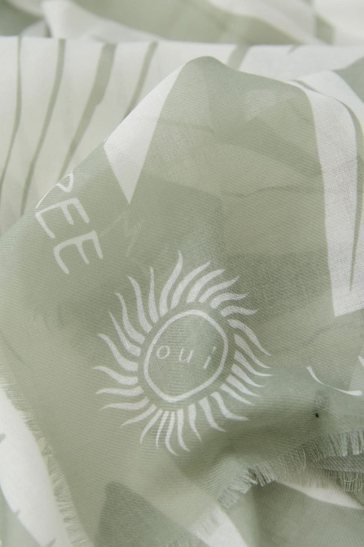 Foulard rectangulaire léger avec imprimé palmier et inscriptions inspirantes en vert.