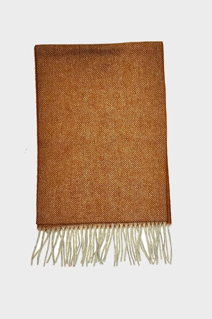 Foulard texturé en laine de couleur orange avec franges blanches, idéal pour les jours frais.