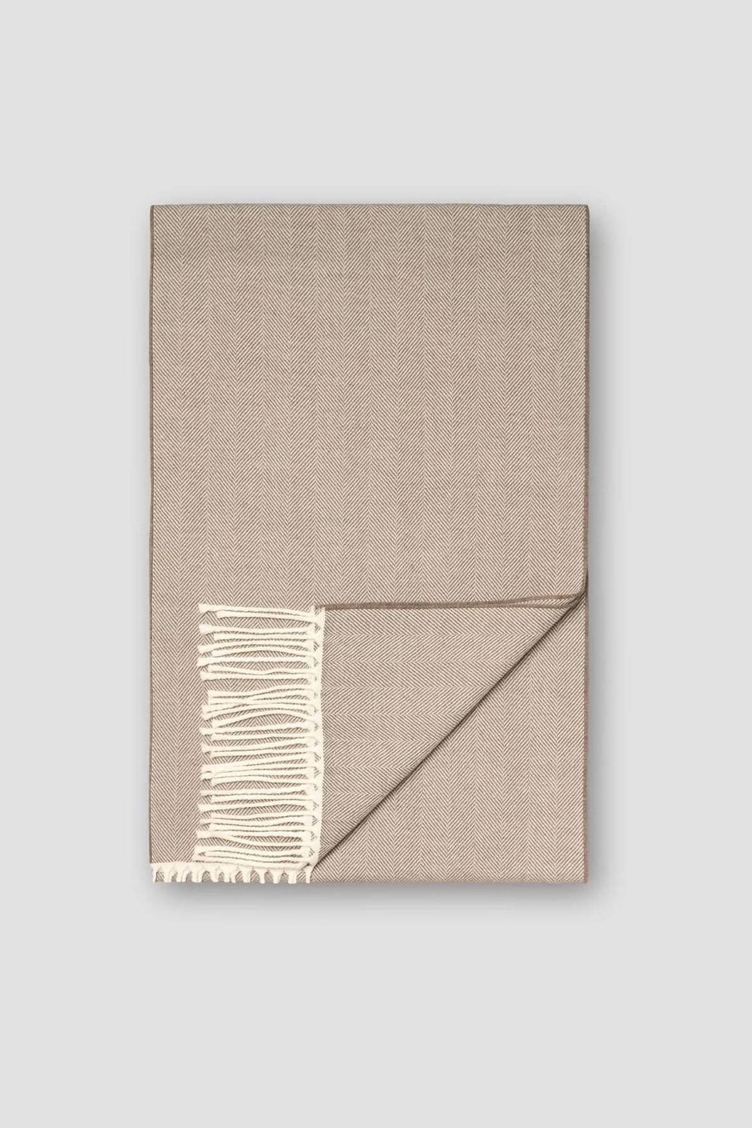 Foulard en laine à chevrons, couleur neutre, avec franges élégantes, pour un style classique et sophistiqué.