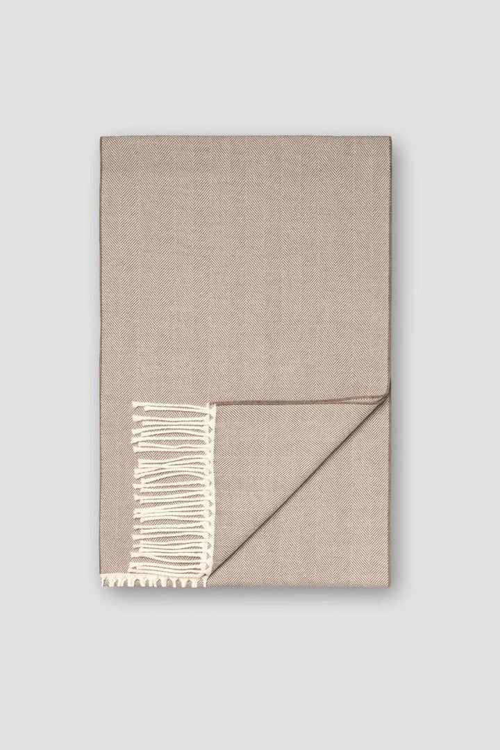 Foulard en laine à chevrons, couleur neutre, avec franges élégantes, pour un style classique et sophistiqué.