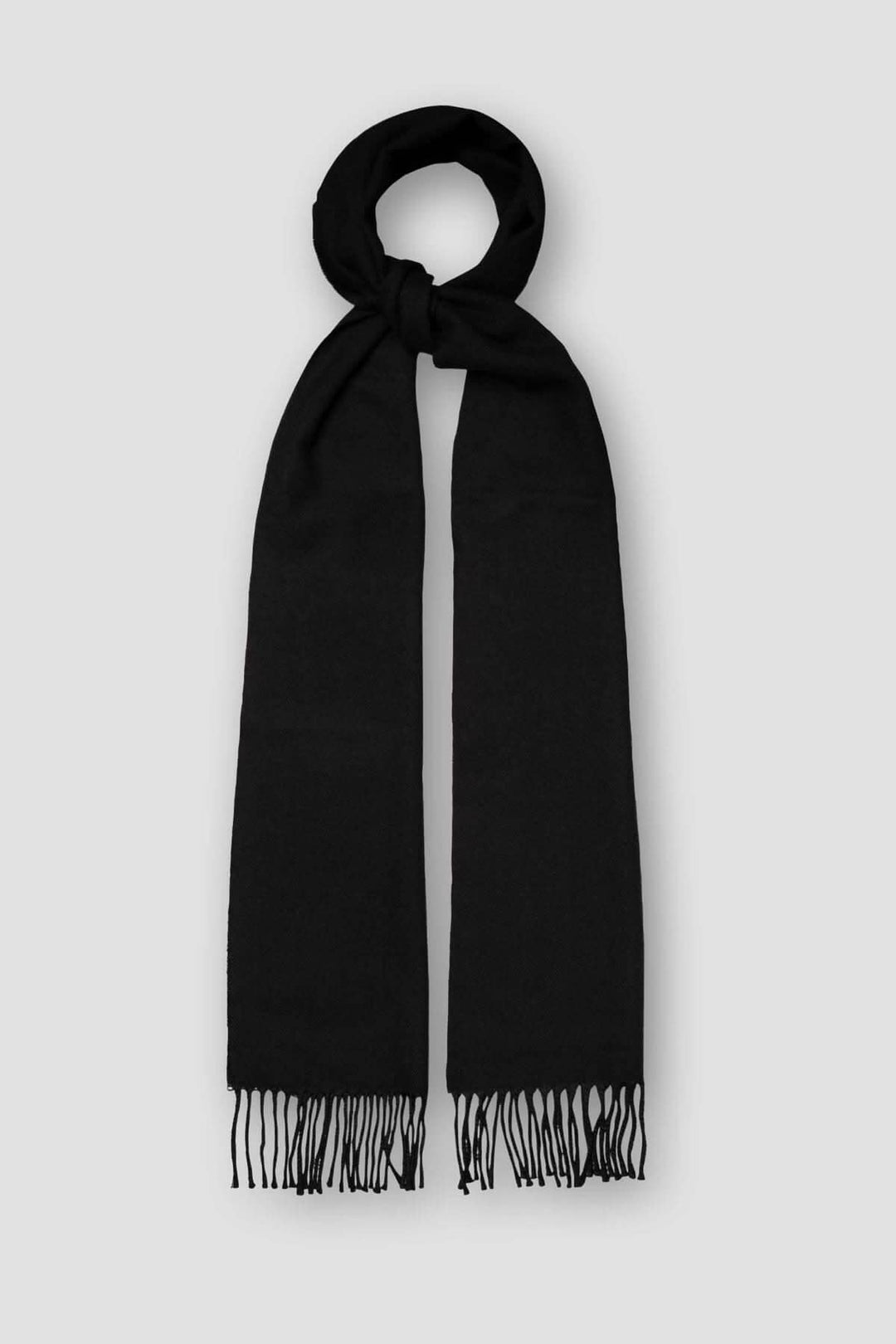 Foulard en laine noir à chevrons, avec franges, apportant élégance et confort.