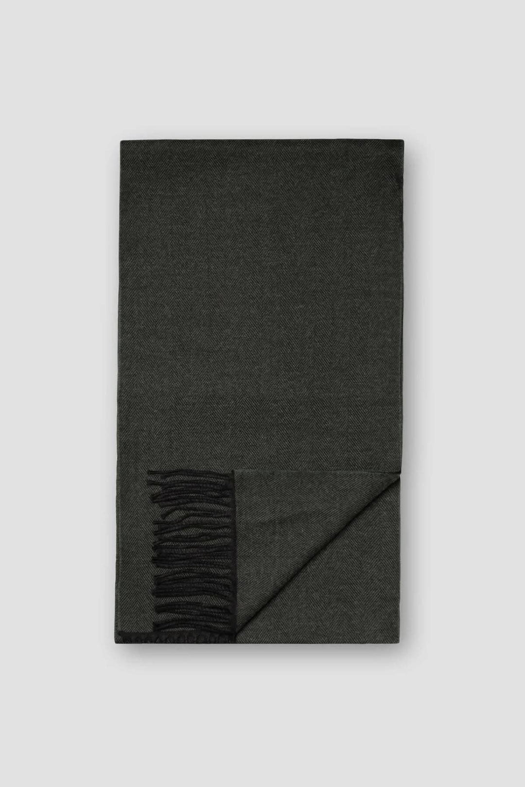 Foulard de laine à chevrons avec franges, texture élégante en couleurs neutres, pour un style sophistiqué.