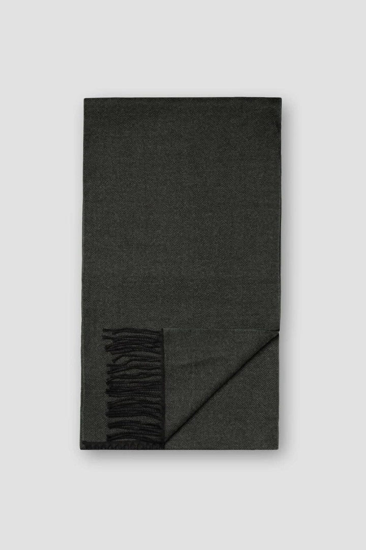 Foulard de laine à chevrons avec franges, texture élégante en couleurs neutres, pour un style sophistiqué.