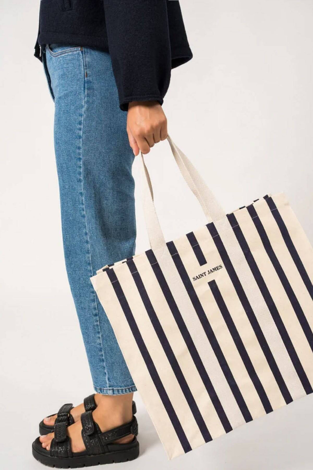 Sac cabas rayé SAINT JAMES en coton, parfait pour la plage, avec pochette zippée intérieure, porté à la main.