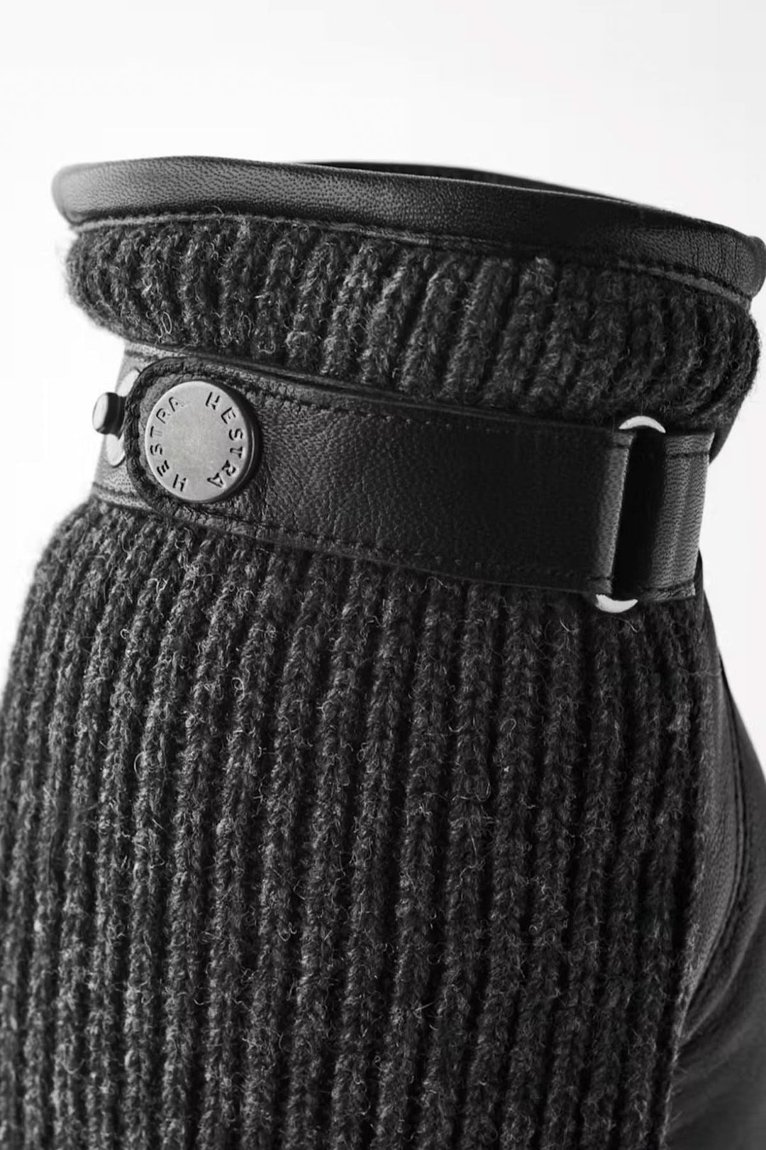 Gants de cuir Christopher avec revers tricoté et lanière en cuir pour ajustement.