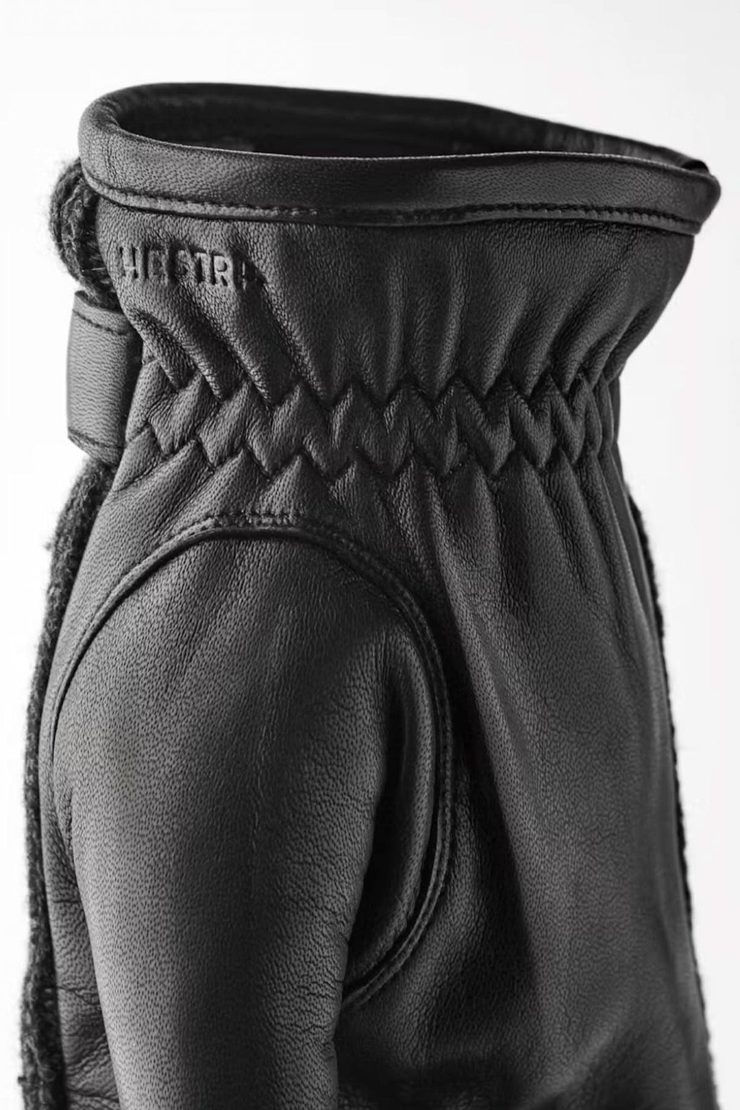 Gants de cuir Christopher montrant le revers tricoté et la lanière ajustable au poignet.