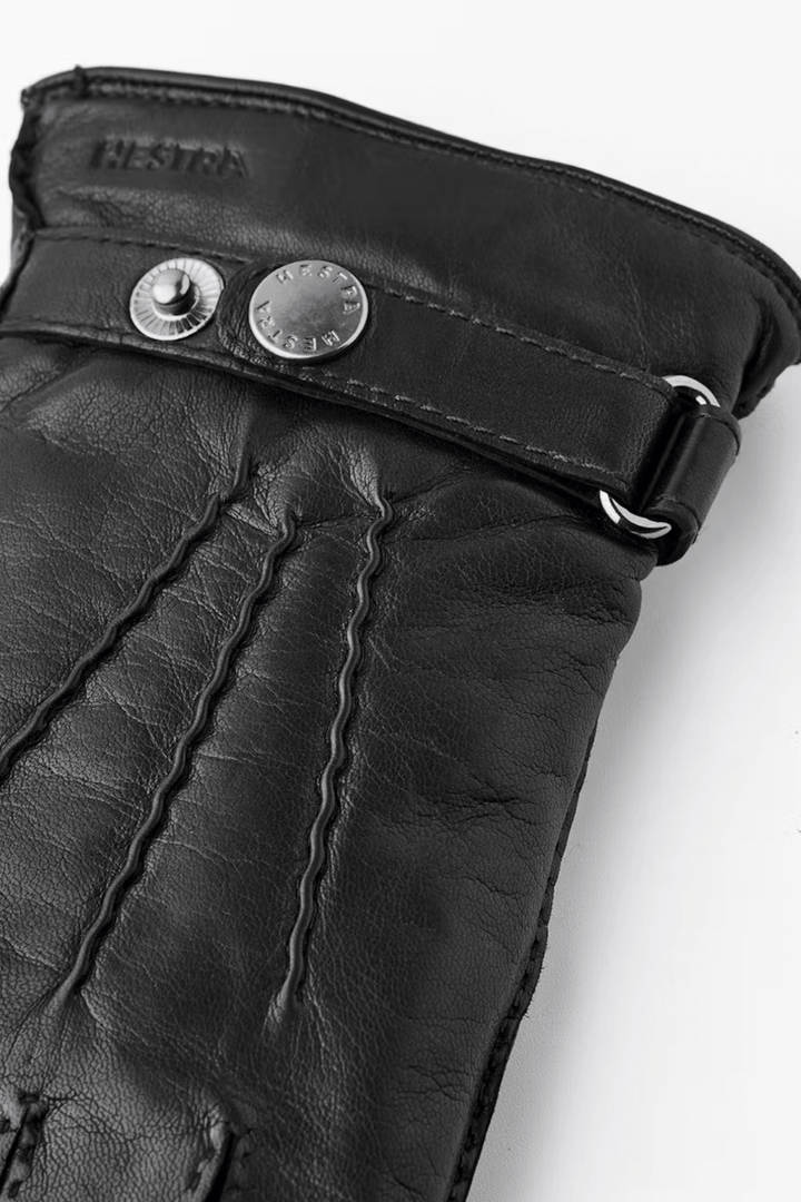 Gants de cuir Jake en nappa d'agneau italien, avec bride et bouton-pression, élégance et confort intemporel.