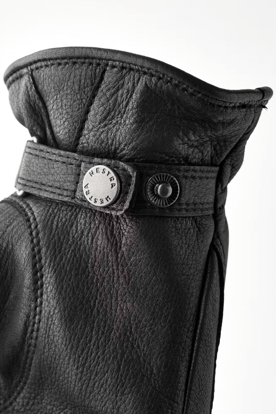 Gants d'hiver en cuir avec bracelet ajustable et détail de bouton-pression pour un style élégant.